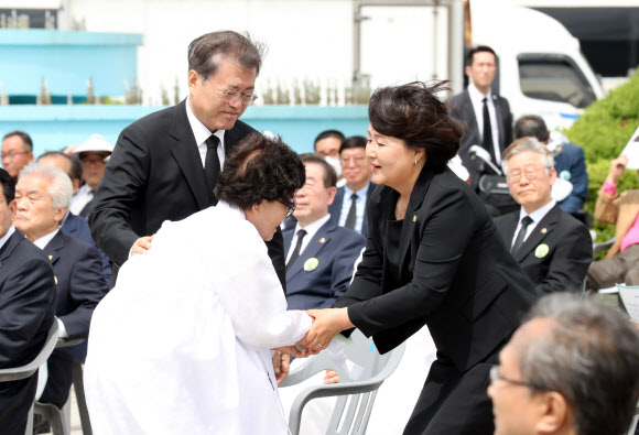 문재인 대통령과 부인 김정숙 여사가 18일 오전 광주광역시 동구 옛 전남도청 앞에서 열린 제40주년 5·18 민주화운동 기념식에 참석해 편지 낭독을 마친 유족을 부축하고 있다. 2020.5.18 사진/연합뉴스