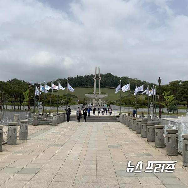 광주 망월동 묘역 입구를 들어서 직진을 하면 높게 솟은 기념 첨탑이 보인다. ⓒ김은경기자