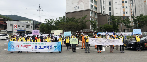 산청군은 지난 18일 오후 코로나19 극복을 위한 생활 속 거리두기 홍보 캠페인을 실시했다./ⓒ산청군