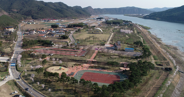 산청군은 단성면 묵곡리 ‘묵곡생태숲’ 내에 무궁화동산을 조성했다./ⓒ산청군