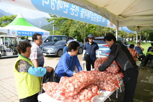 지난해 보물섬 마늘&한우축제 마늘 판매부스 모습./ⓒ남해군