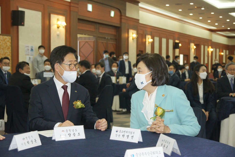 왼쪽부터 양승조 충남도지사, 박영선 중기부 장관./ⓒ김형태 기자