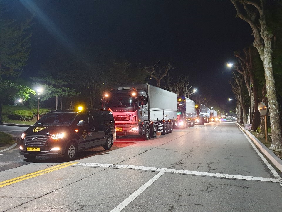 대전시는 19일 새벽 한국원자력환경공단이 대전 RI관리시설에 보관중인 밀봉 방사성동위원소(RI) 폐기물 5683리터 약 28드럼 분량을 경주 중·저준위 처분시설로 반출했다. 사진은 방사성동위원소(RI) 폐기물 차량 모습./ⓒ대전시