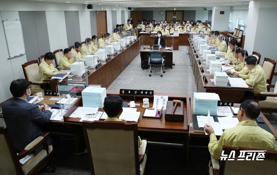 충남도의회 예산결산특별위원회는 18일 2020년도 충남도 제2회 추가경정예산안을 심의한 결과 9억 7236만 원(9건)을 삭감했다./ⓒ충남도의회