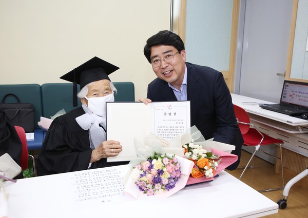 김세영 할머니(93, 지곡면 대요2리) 성인문해교육 졸업식에서 초등학교 학력인정서와 졸업장을 받은 후 맹정호 서산시장과 함께 기념촬영을 하고 있다./ⓒ서산시