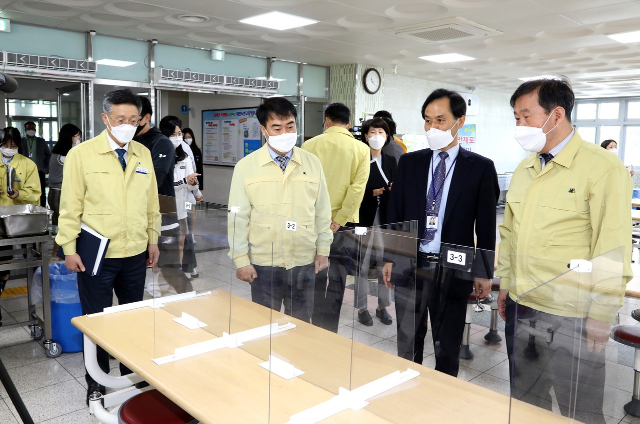 남부호 대전 부교육감은 고등학교 3학년 등교수업이 실시된 20일 오후에 대전교육청 임창수 교육국장과 등과 함께 대전도안고등학교(교장 최창락)를 방문해 등교수업에 따른 고3 학생들의 급식 상황을 점검하고 감염 예방 사항을 살피면서 급식실에서 학생 간 충분한 거리 확보 등을 점검하며 학교 관계자에게 철저한 위생 관리에 만전을 기해 달라고 당부했다. 사진은 왼쪽부터 대전시교육청 전상길 공보관, 남부호 부교육감, 대전도안고 최창락 교장, 임창수 교육국장./ⓒ대전시교육청