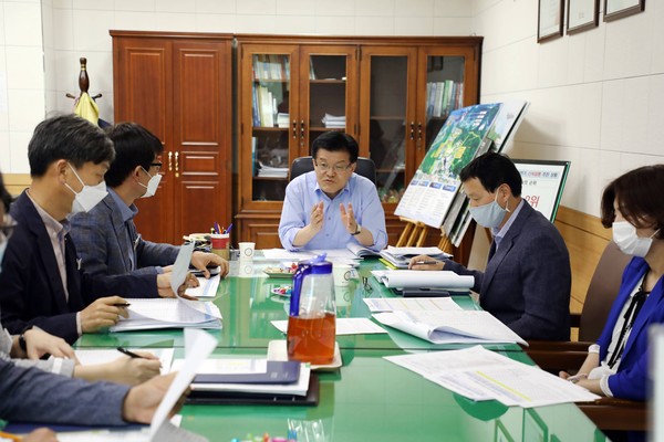 함양군에 따르면 조현옥 부군수 주재로 부서별 재정신속집행 추진상황 점검회의를 갖고 군청 전 부서와 11개 읍면 담당별 추진 중인 업무에 대해 집중적으로 점검했다./ⓒ함양군