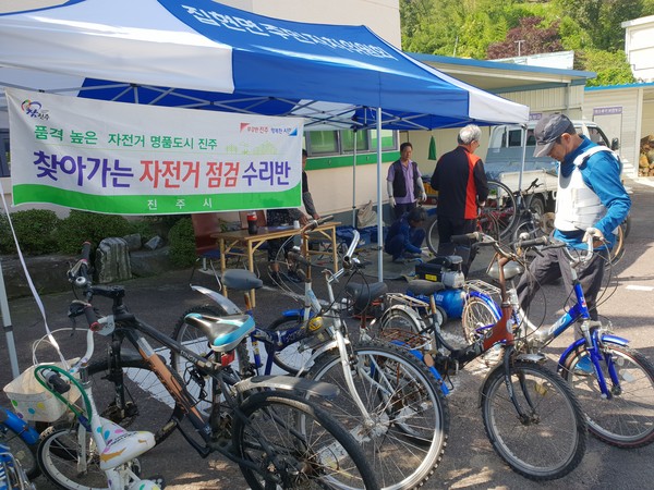 진주시는 올해‘찾아가는 자전거 점검’과‘장애인 보장구 점검“ 서비스 센터를 합동으로 운영한다./ⓒ진주시