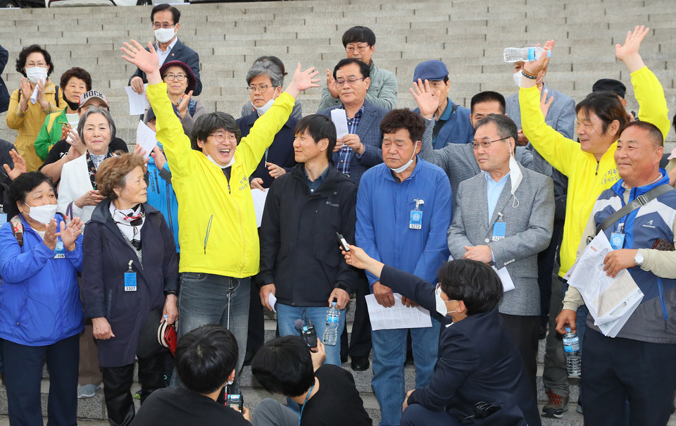 사진: 국가폭력 피해자들= '진실·화해를 위한 과거사정리 기본법 일부개정법률안(대안)'이 국회 본회의를 통과한 20일 국회 본관 앞에서 형제복지원피해생존자, 서산개척단사건진상규명대책위, 선감학원아동피해대책협의회 등 국가폭력 피해자들이 기뻐하고 있다. 또한, 부산시는 형제복지원 사건 진실을 밝힐 진실·화해를 위한 과거사정리 기본법 일부개정 법률안(과거사법) 국회 통과를 환영한다는 입장을 밝혔다.    변성완 시장 권한대행은 21일 "형제복지원 사건 진상규명과 정의구현을 향한 새로운 길이 열렸다"며 "법안 처리에 뜻을 모은 여야 국회의원에 감사하고, 형제복지원 사건 피해 당사자와 가족에 위로를 전한다"고 했다.