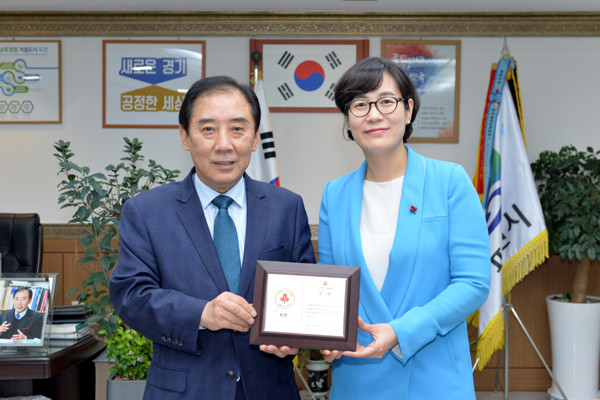 박윤국시장이 경기북부 사랑의열매 강주현 본부장으로부터 감사패를 전달받고 함께 기념촬영을 하고 있다.(사진=포천시청)