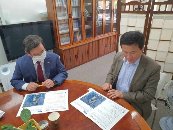 노박래 서천군수(왼쪽)가 21일 문화체육관광부 조현래 관광산업정책관을 만나 세계자연유산과 연계한 가족휴양·체험관광 활성화사업의 예산 반영을 요청했다.Ⓒ서천군청