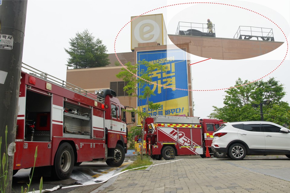 아산 이마트 화재 현장과 옥상 냉각탑 소진 상태(오른쪽 상단)./ⓒ김형태 기자