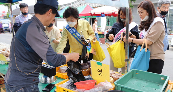 창녕군 행정복지국 주민복지과는 25일 계성면과 함께 영산시장을 방문해 점심도 먹고 전통시장 장보기 운동인 ‘전통시장-소비자 상생(相生)! 장본데이’행사를 가졌다./ⓒ창녕군