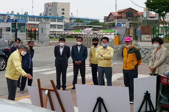 문준희 군수는 25일 합천초등학교 및 육아지원센터 주변 어린이 안전 시설을 직접 돌아보며 점검모습./ⓒ합천군