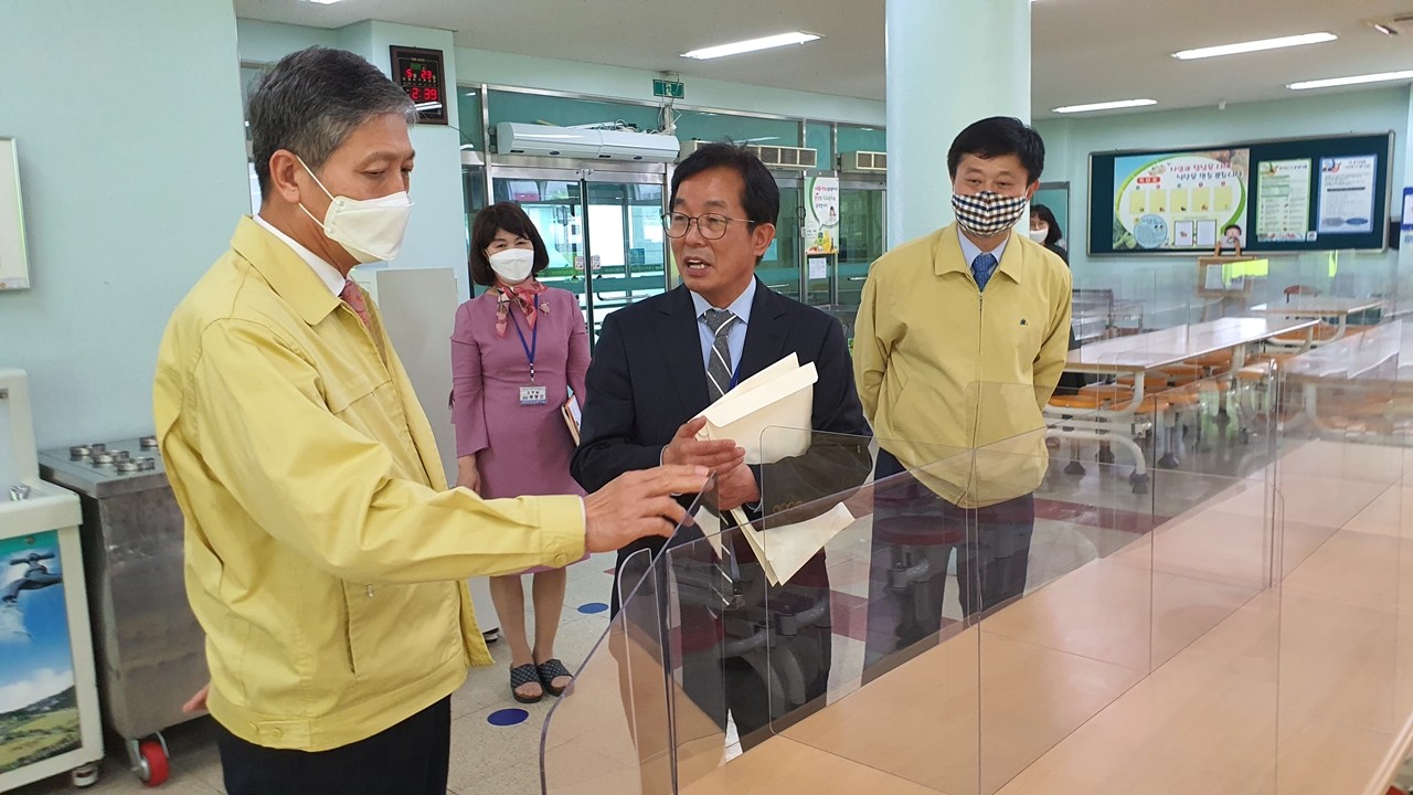 대전서부교육지원청(교육장 이해용)은 코로나19 사태로 수차례  연기되어 오는 27일부터 시작되는 등교개학 및 등교수업에 대비해 문지유치원, 대전전민초등학교, 대전구봉중학교를 각각 방문해 교직원들을 격려했다./ⓒ대전시교육청