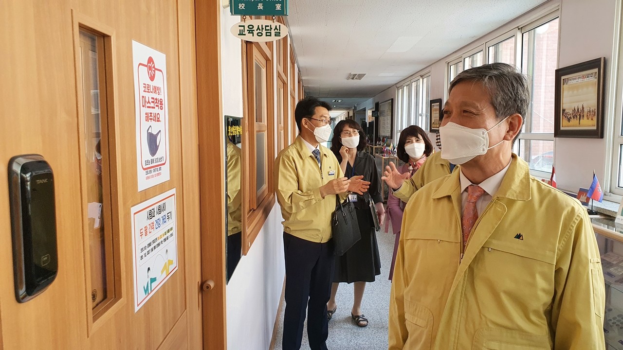 대전서부교육지원청(교육장 이해용)은 코로나19 사태로 수차례  연기되어 오는 27일부터 시작되는 등교개학 및 등교수업에 대비해 문지유치원, 대전전민초등학교, 대전구봉중학교를 각각 방문해 교직원들을 격려했다./ⓒ대전시교육청