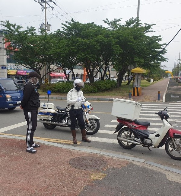 싸이카 합동 교통법규 위반 집중단속 장면.©보령경찰서