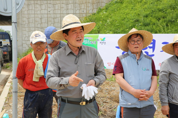 코로나19로 일손이 부족한 농촌 현장을 찾아 농민들의 애로를 청취하고 격려하며 공직자로서 솔선수범을 보이고 있는 김광철 연천군수.(사진=연천군청)