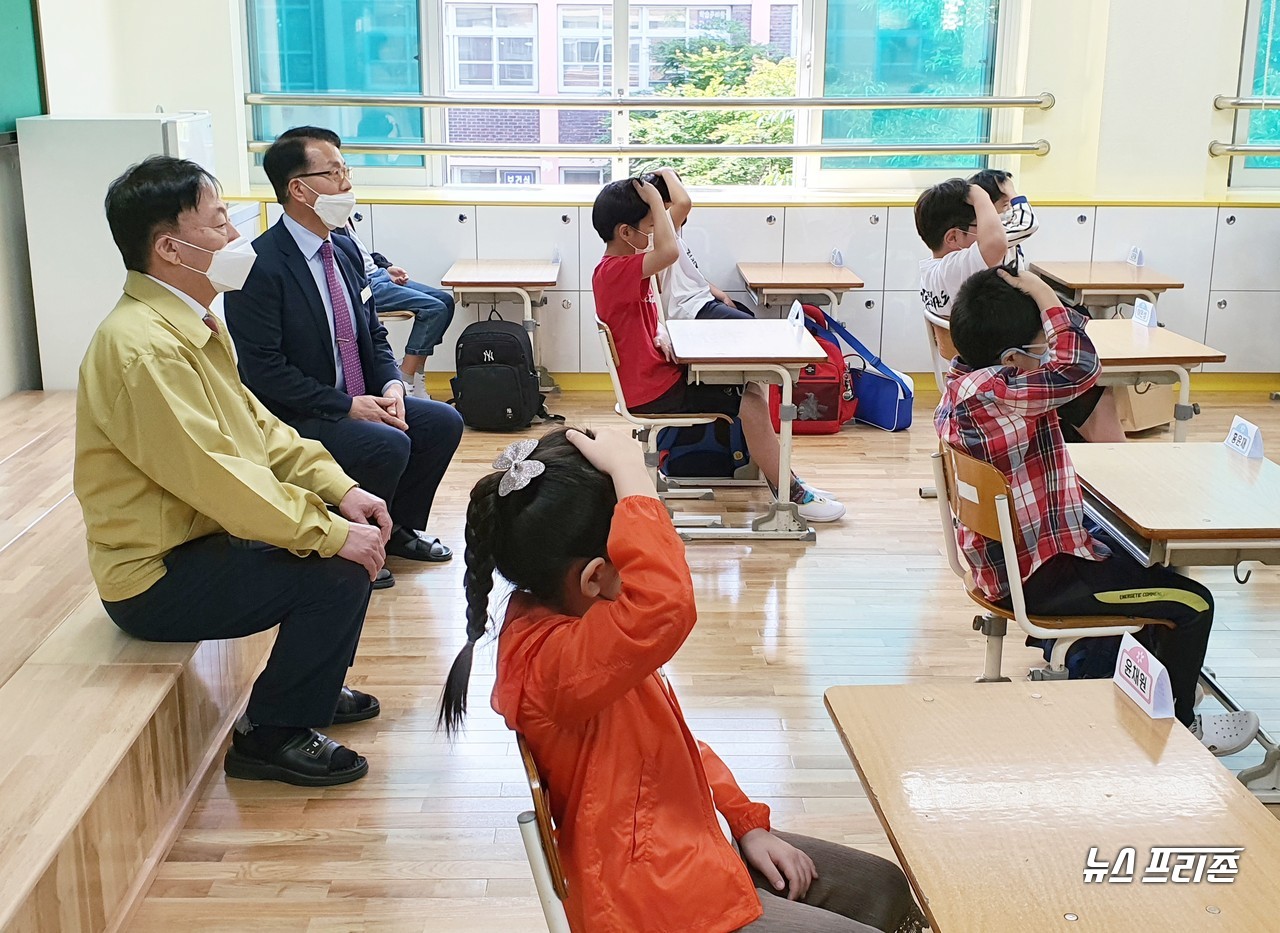 [뉴스프리존,대전=이현식 기자] 설동호 대전시교육감이 초등학교 저학년(1~2학년) 등교수업 첫날인 27일 오전 대전문화초등학교 교실을 찾아 학생 입실 상황을 점검하며, 장성기 교장과 함께 수업을 지켜보고 있다./이현식 기자./ⓒ이현식 기자