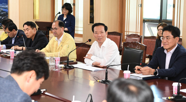 거창군은 지난 26일 군청 상황실에서 구인모 군수를 비롯한 국‧과장급 간부공무원 20여명이 참석한 가운데 ‘문화도시 이해를 위한 마인드 향상 교육’을 실시했다./ⓒ거창군