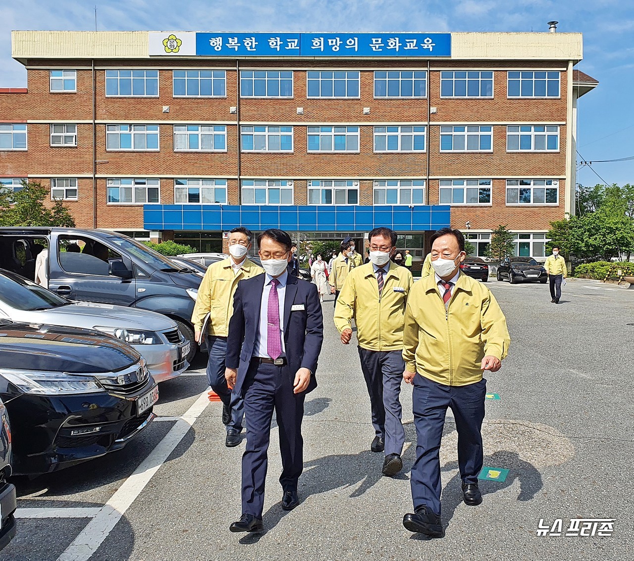 [뉴스프리존,대전=이현식 기자] 설동호 대전시교육감이 유치원과 초등학교 1~2학년 등교 첫날인 27일 오전 대전문화초등학교를 찾아 등교 학생들의 입실 상황 및 방역 사항 등을 점검한 후 대전문화초 병설유치원을 방문하기 위해 바쁜 걸음을 내딛고 있다./ⓒ이현식 기자