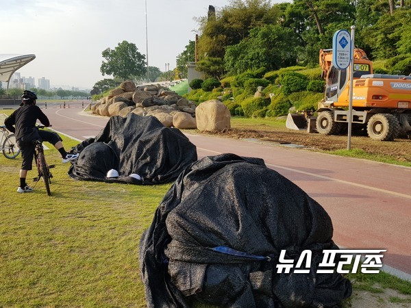 27일 진주시 남강변 조경공사 현장 (안전 유도등 및 공사중을 알리는 아무런 안전시설물이 없어 시민의 안전을 위협하고 있다)./ⓒ 독자제공