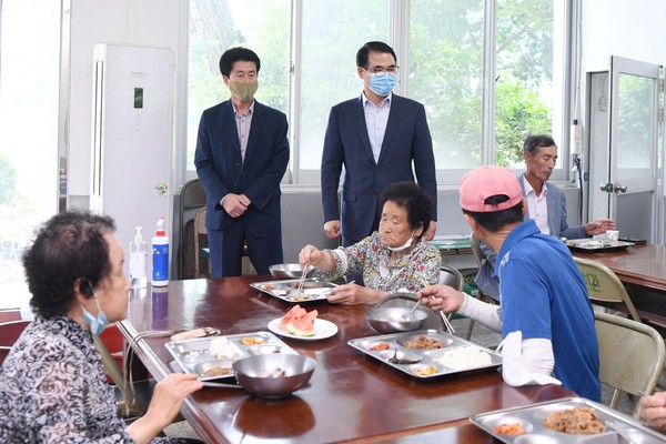 28일 이동면 초음마을 공동급식소를 방문한 장충남 남해군수.(뒤쪽 가운데)/ⓒ남해군