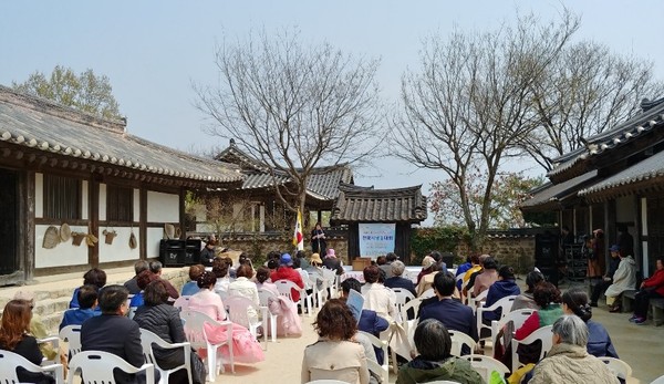 지리산과 섬진강 등 빼어난 하동지역의 자연경관을 주제로 시낭송 애호가들이 한자리에 모여 시낭송 경연을 펼친다./ⓒ하동군