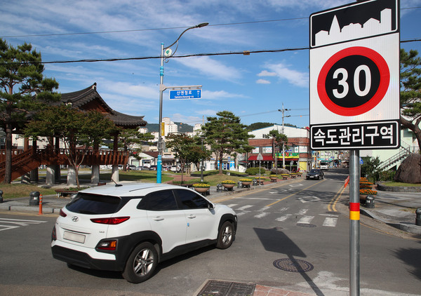 산청군이 지역주민들의 도로교통과 보행 안전성을 높이기 위해 횡단보도와 도로변에 안전시설을 설치한다./ⓒ산청군