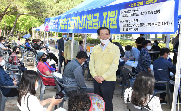 구인모 거창군수는 지난 25일부터 거창형 긴급재난지원금 지급이 시작됨에 따라  거창읍 접수처인 군립한마음도서관과 종합사회복지관을 방문하고 현장점검에 나섰다./ⓒ거창군