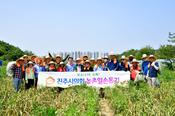 진주시의회는 28일 정촌면 화개리 매동마을 마늘 재배 농가를 찾아 농촌일손돕기를 실시했다./ⓒ진주시