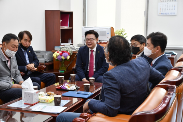 김성원 의원이 국회 의원회관에서 한돈농가, 대한한돈협회, 농림축산식품부, 환경부 관계자들과 ‘아프리카돼지열병(ASF) 피해보상 현실화를 위한 제2차 긴급 간담회’를 열고 있다.(사진=김성원의원실)