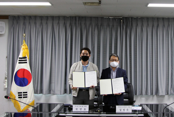 구리농수산물공사 김성수사장과 ㈜쏘카 박재욱 대표이사가 전국 최초로 농수산물 공영도매시장 주차공간을 활용한 공유차량 서비스 업무협약을 체결했다.(사진=구리농수산물공사)