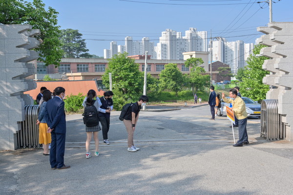 부여정보고 등교 학생 격려 장면./ⓒ부여군