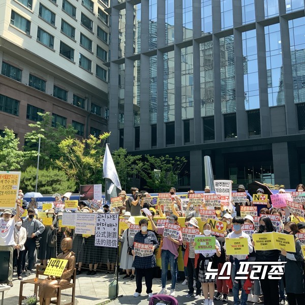 지난 5월 27일 광화문 일본대사관 앞에서 열린 수요집회...이 날 수요집회는 '정의연 사태'를 야기한 1차 기자회견에 이어진 이용수 할머니의 2차 기자회견 후 열려 더욱 언론의 조명을 받았다. ⓒ김은경기자