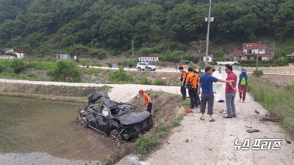 31일 낮 12시쯤 충남 서산시 운산면 고풍리 백제의미소 펜션 앞 부근 도로에서 A씨(40대·남)가 몰던 그랜저 승용차가 5m 아래 논으로 추락했다./ⓒ박상록기자