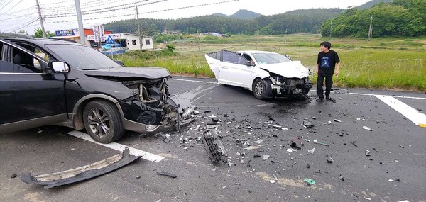 31일 오후 3시 55분쯤 충남 태안군 원북면 반계리 농협주유소 부근 도로에서 승용차끼리 정정면 충돌했다./ⓒ태안소방서