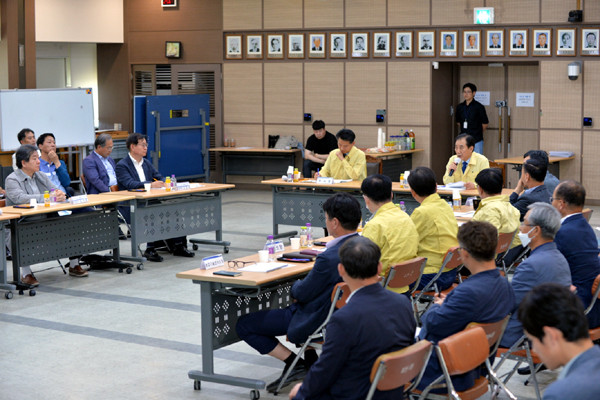 포천시 ‘빅데이터 분석 및 활용기반 구축사업’ 중간보고회에서 박윤국 시장이 빅데이터 구축의 중요성을 강조하고 잇다.(사진=포천시청)