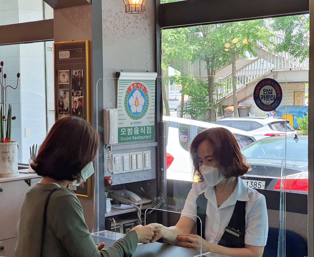 유성구는 1일 동네상점 계산대에 투명 가림막 설치하는 캠페인을 진행했다. 사진은 '유성 노은동횟집 동신수산' 투명 가림막이 설치된 카운터 모습./ⓒ이현식 기자