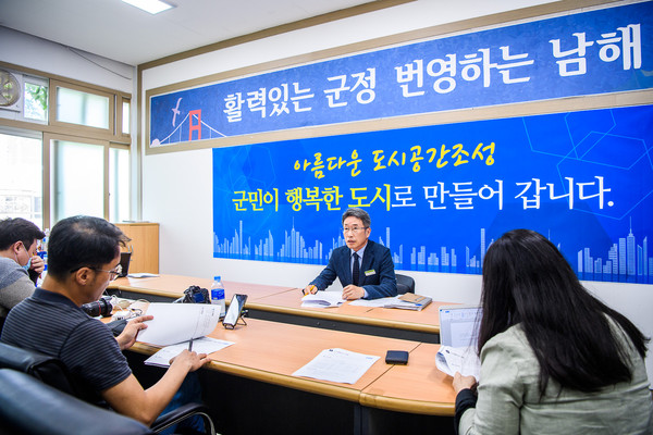 남해군 도시건축과 김승겸 과장이 군청 브리핑룸에서 올해 도시공간 조성 관련 주요 현안사업에 대해 브리핑을 하고 있다./ⓒ남해군