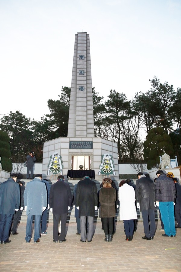 아산시의회 의원들 충렬탑 참배 모습./ⓒ아산시의회