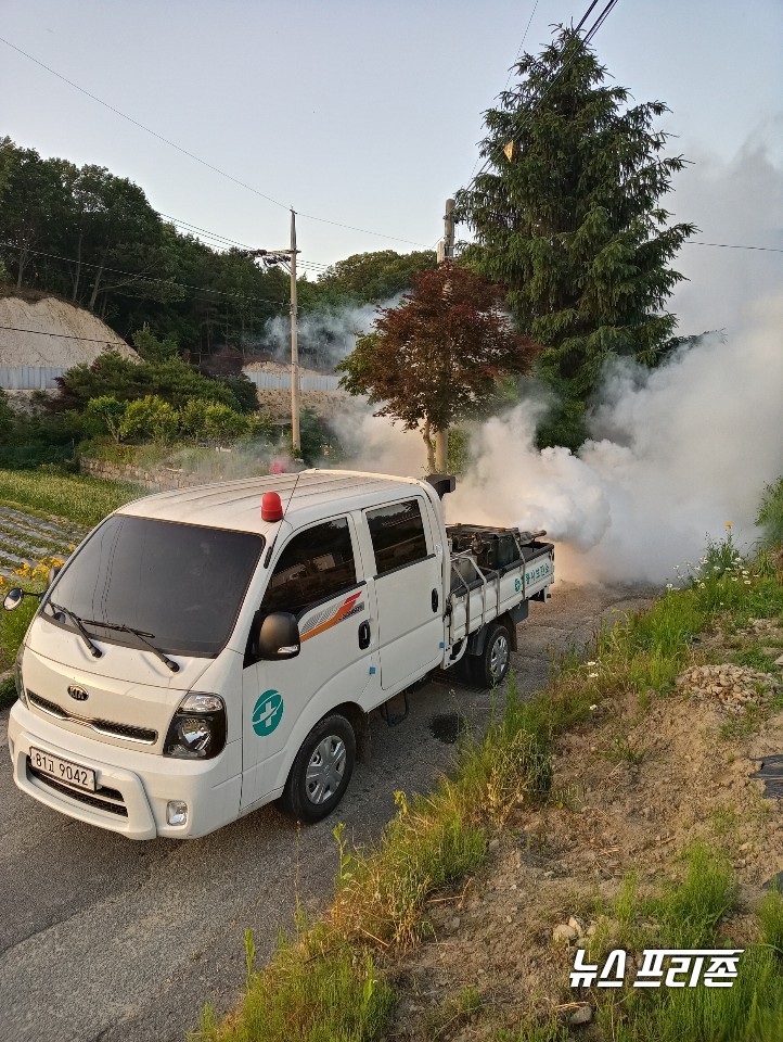 충남 계룡시는 감염병 예방 및 쾌적한 환경을 조성을 위해 코로나19 방역과 함께 하절기 위생 해충 방제에 나섰다./ⓒ계룡시청