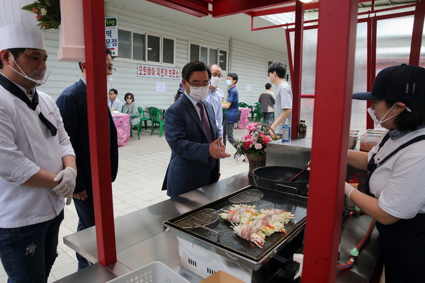 충남 서천특화시장의 주말야시장 ‘서해동백포차’가 지난달 30일 개장하고 본격 운영에 들어갔다.Ⓒ서천군청