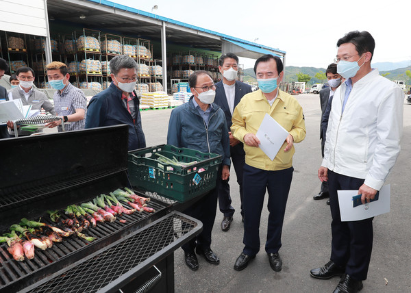 농림축산식품부 이재욱 차관이 2일 함양군 함양농협 산지유통센터를 전격 방문해 양파 온라인농산물거래소 오픈 현황을 보고받고 양파 유통활성화에 나섰다./ⓒ함양군