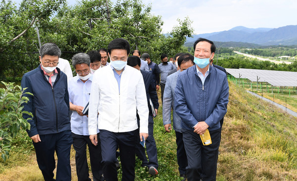 농림축산식품부 이재욱차관이 거창군 사과 농가를 방문해 현장 저온피해 상황을 점검하고 애로사항을 청취했다./ⓒ거창군