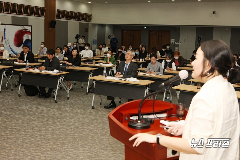 충남도가 3일 도청 대회의실에서 도민 및 지역 예술인들과 함께 도립미술관 건립 관련 1차 공개토론회를 개최했다./ⓒ충남도청