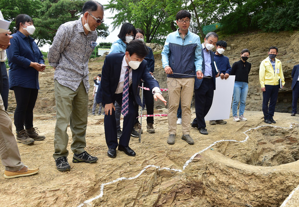 진주시가 경남연구원에 의뢰하여 진행한 진주성 중영(中營) 터 학술발굴조사에서 조선시대에 축조한 중영 건물의 일부가 확인됐다./ⓒ진주시