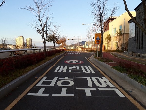 진주시 도시 팽창에 따른 교통체증 해소 위한 도로건설사업 등 본격 추진(어린이보호구역)/ⓒ진주시