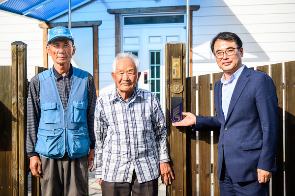 지난 4일 오후 6.25 참전유공자 강영실(가운데) 씨 가정을 방문한 장충남 남해군수(오른쪽)가 국가유공자 명패 앞에서 기념촬영 모습./ⓒ남해군