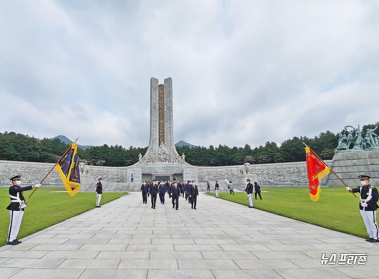 [뉴스프리존,대전=이현식 기자] 설동호 대전시교육감 및 남부호 부교육감 등 대전시교육청 임직원들이 현충일을 하루 앞둔 5일 오전 8시 50분, 국립대전현충원을 찾아 순국선열을 기리는 헌화와 함께 참배를 드렸다/.ⓒ이현식 기자